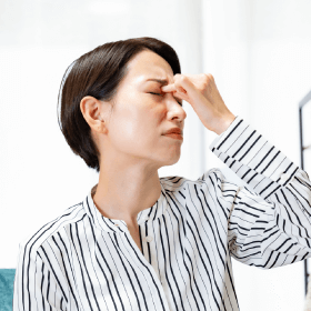 疲れ目の女性
